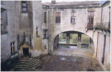 la cour du Château de Biron en Périgord Haut-Agenais