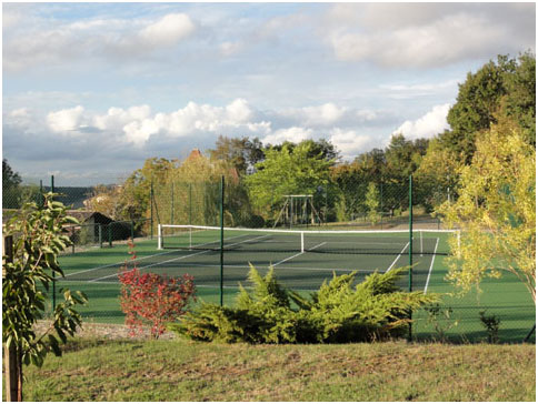 Court de tennis en pleine nature
